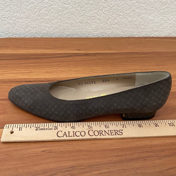 Vintage SALVATORE FERRAGAMO Taupe Diamond Print Suede Low Heel Pumps Size 6 AAAA - Picture 9 of 15